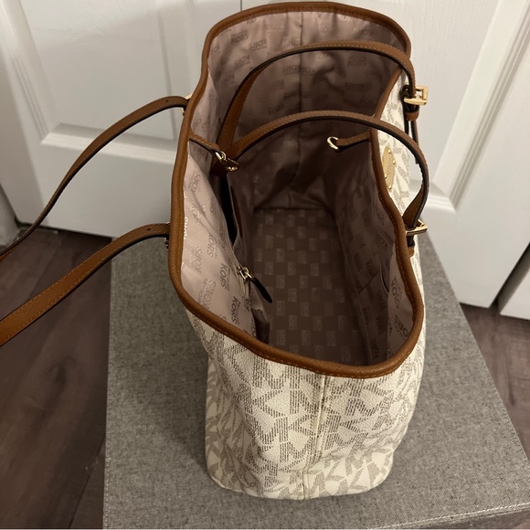 Michael Kors Carryall Monogram Large Tote Vanilla and Brown 14”x7” base 12” high - Picture 7 of 7
